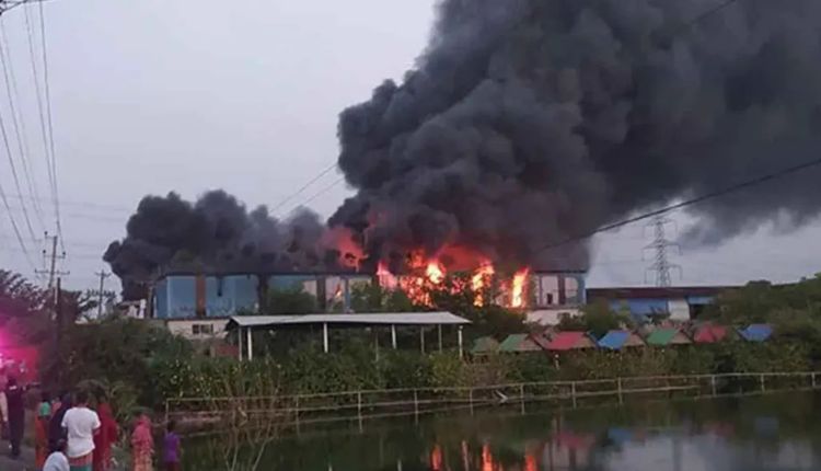 গ্যাসলাইট কারখানায় আগুন, ৫ মরদেহ উদ্ধার 1 Keraniganj